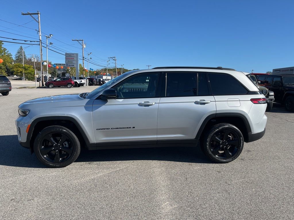 New 2025 Jeep Grand Cherokee Altitude image 4