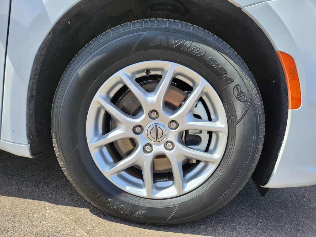 Used 2024 Chrysler Pacifica Touring-L FWD image 39