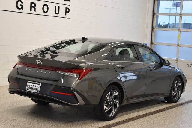 Used 2025 Hyundai Elantra SEL FWD image 4