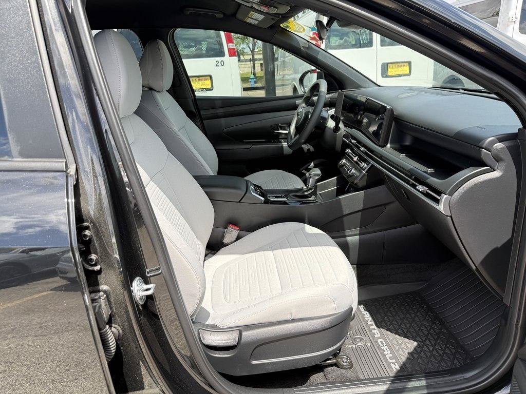 Used 2025 Hyundai Santa Cruz SE FWD image 8