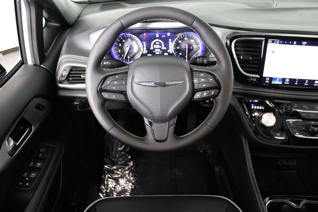 Used 2025 Chrysler Pacifica Limited image 5