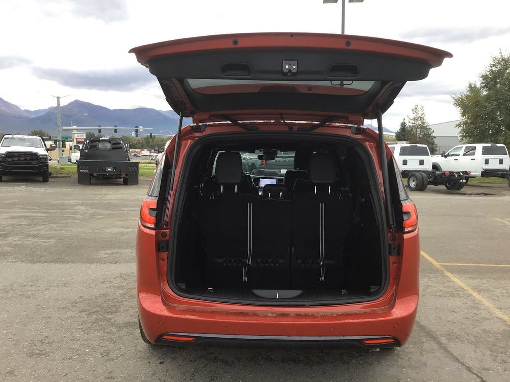 New 2026 Chrysler Pacifica Limited w/ S Appearance Package AWD/4WD image 11
