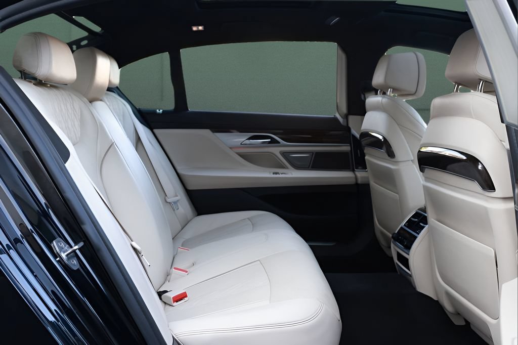 Used 2020 BMW 750i xDrive w/ Executive Package AWD/4WD image 14