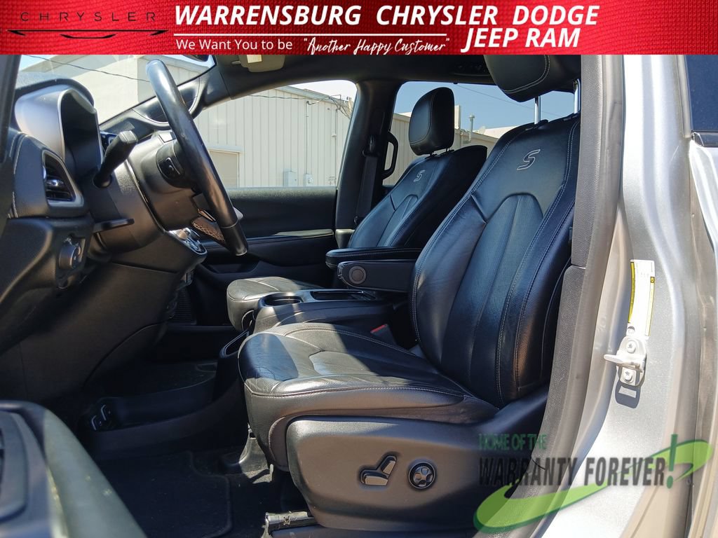Used 2021 Chrysler Pacifica Touring-L w/ Uconnect Theater Family Group AWD/4WD image 12