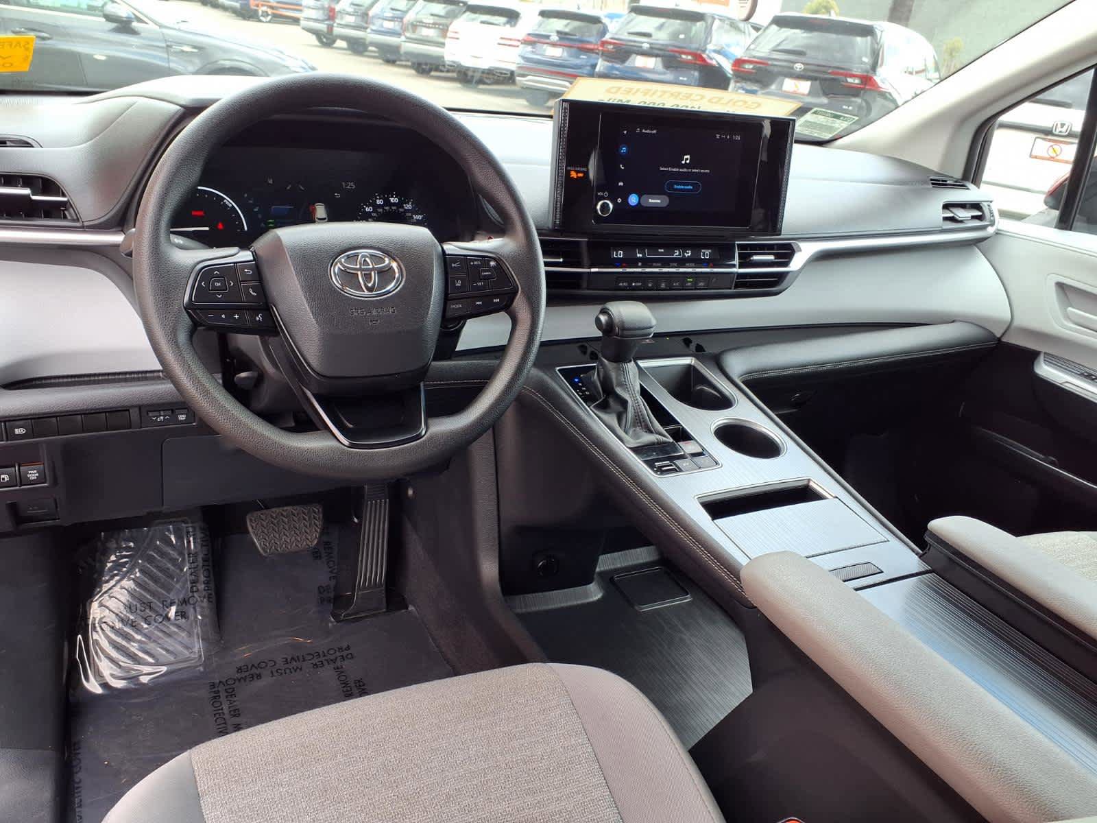 Certified 2025 Toyota Sienna LE FWD image 9