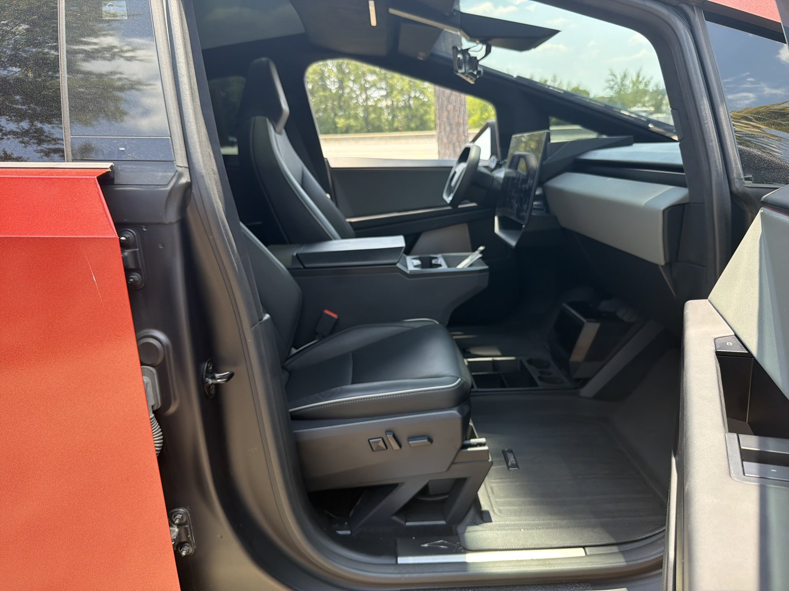 Used 2025 Tesla Cybertruck AWD Crew Cab image 34