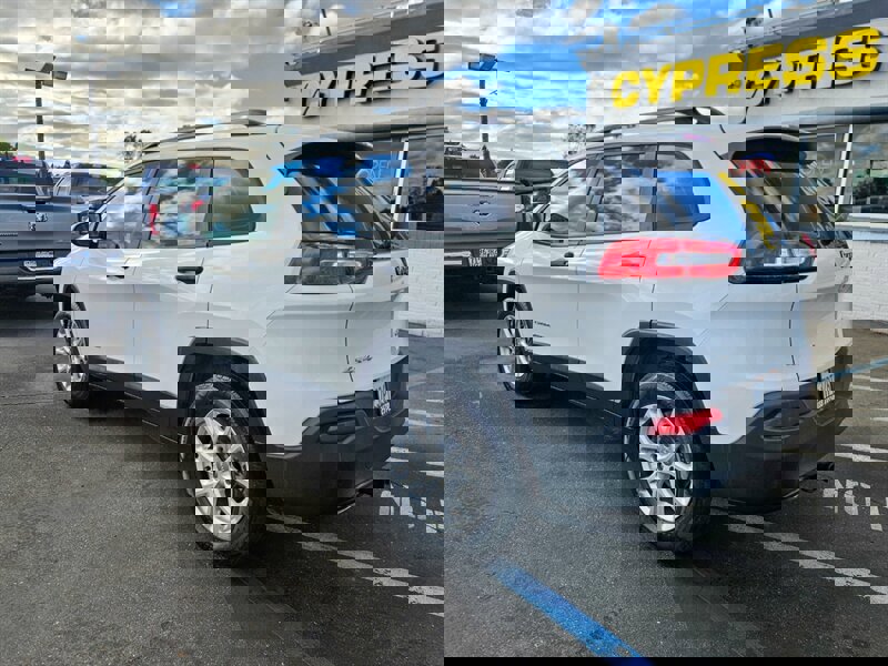 Used 2016 Jeep Cherokee Sport image 3