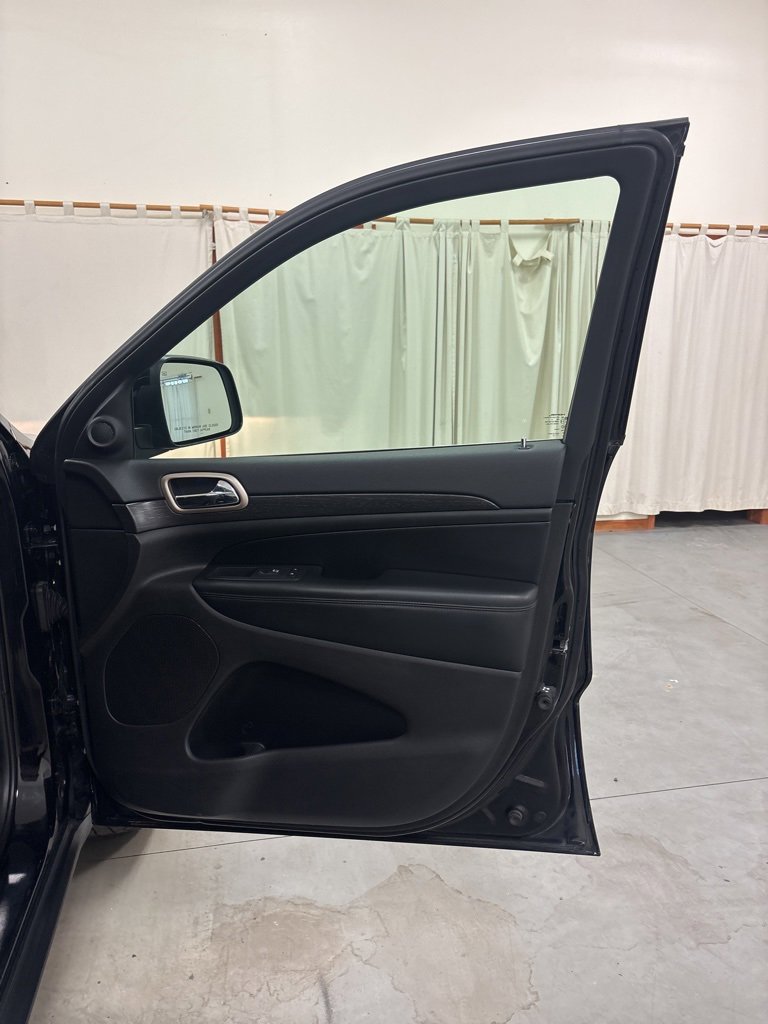 Used 2017 Jeep Grand Cherokee Laredo w/ Quick Order Package 23E image 32