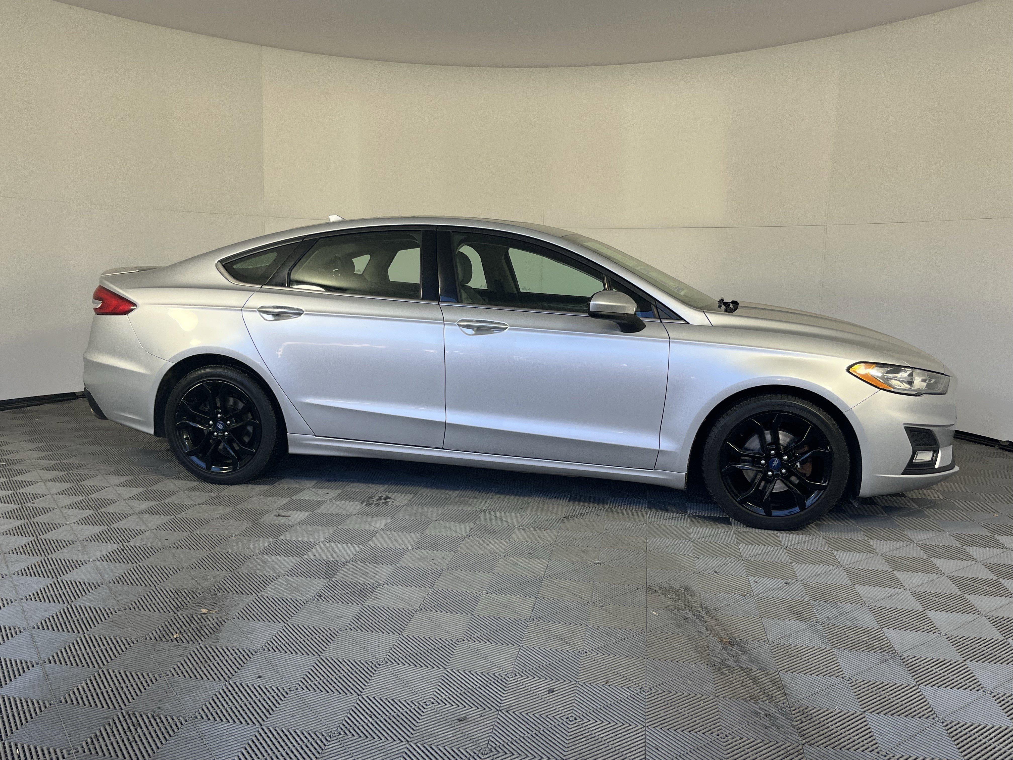 Used 2019 Ford Fusion SE w/ Equipment Group 151A image 6