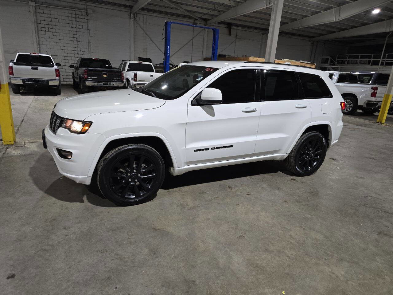 Used 2018 Jeep Grand Cherokee Altitude image 3