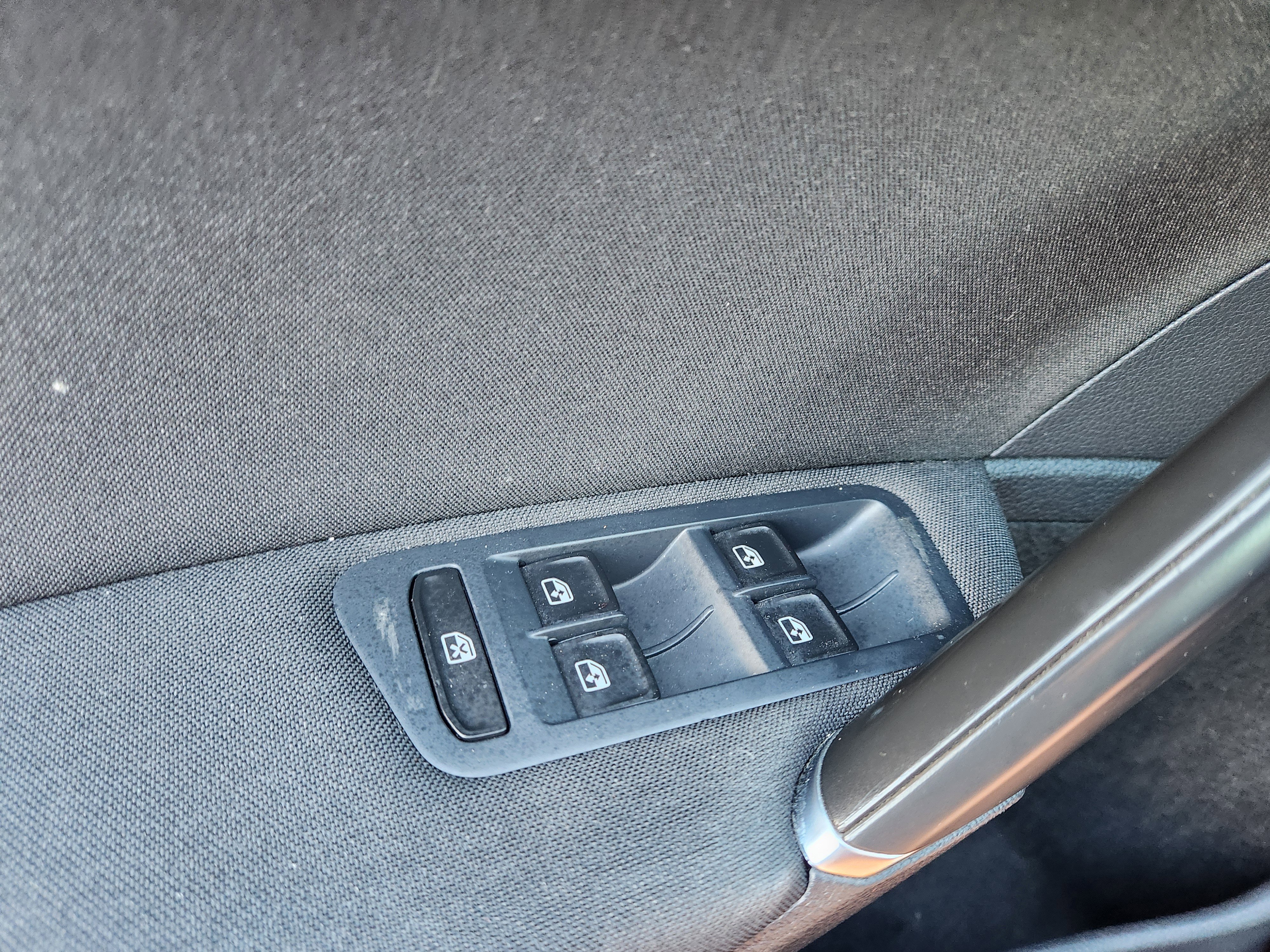 Used 2016 Volkswagen Golf S image 18