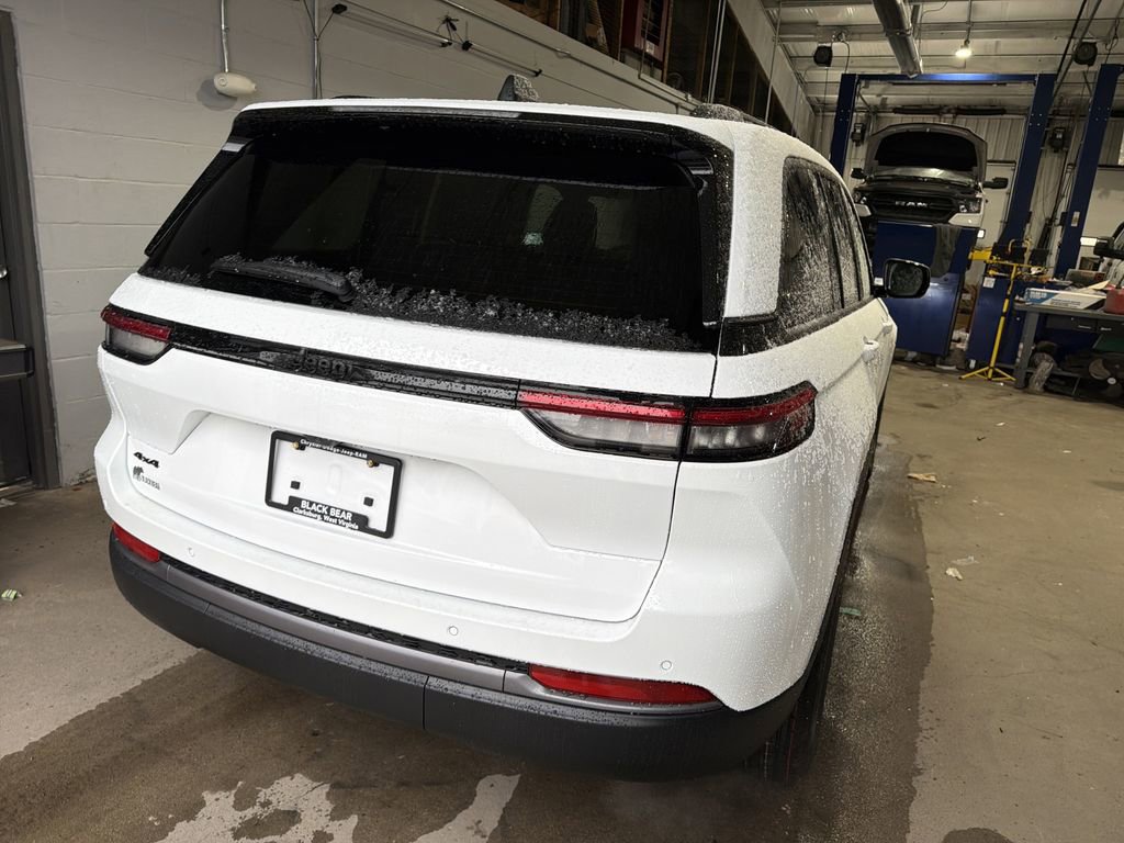 New 2026 Jeep Grand Cherokee Altitude image 5