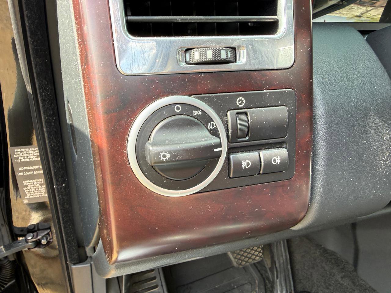 Used 2011 Land Rover Range Rover HSE image 13