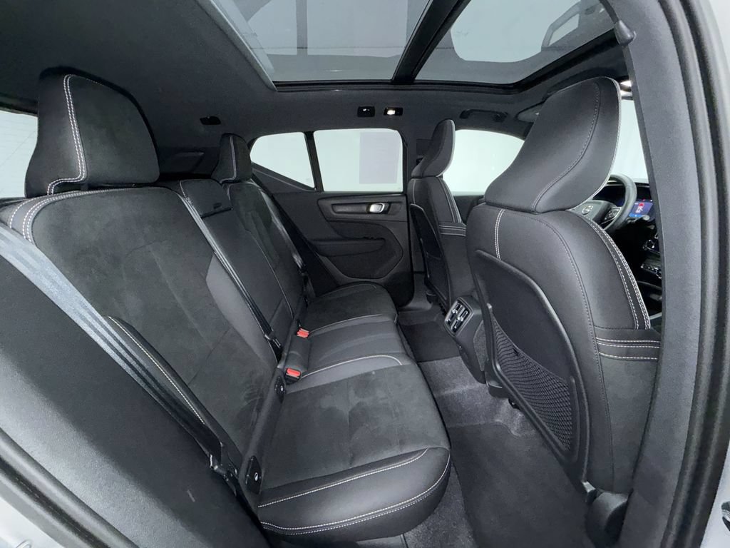 Used 2025 Volvo XC40 B5 Plus AWD/4WD image 17