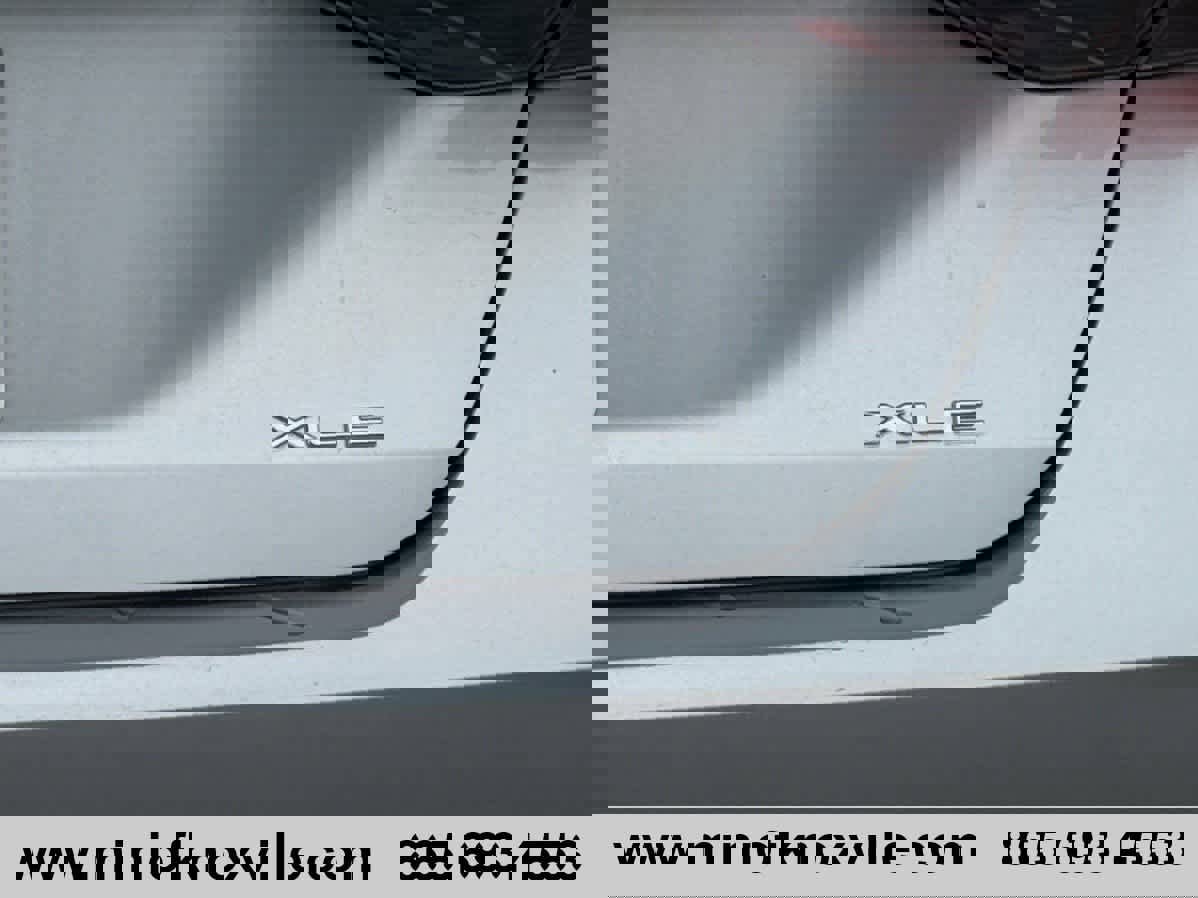 Used 2022 Toyota Avalon XLE w/ Moonroof Package image 31