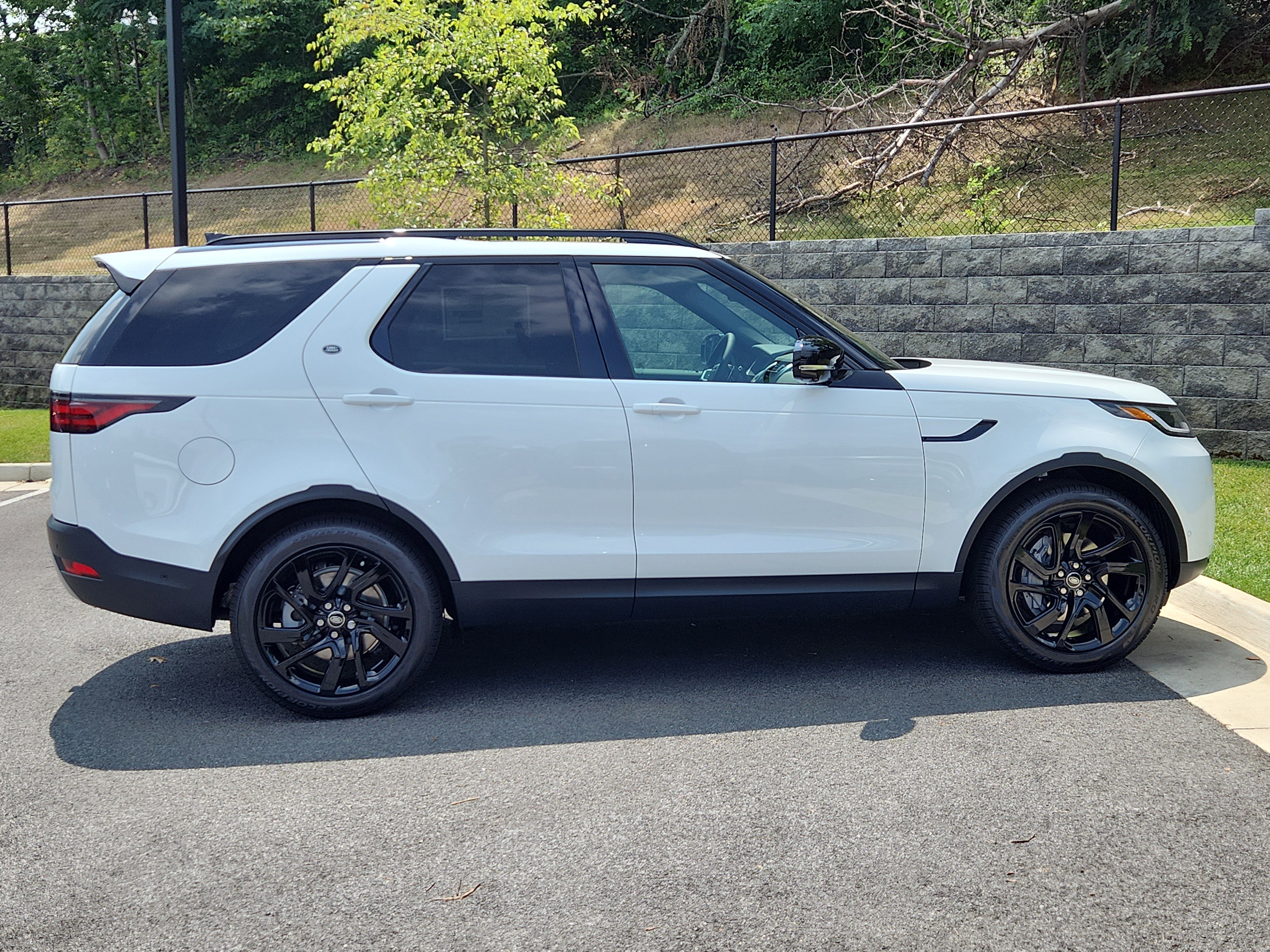 New 2025 Land Rover Discovery S image 11