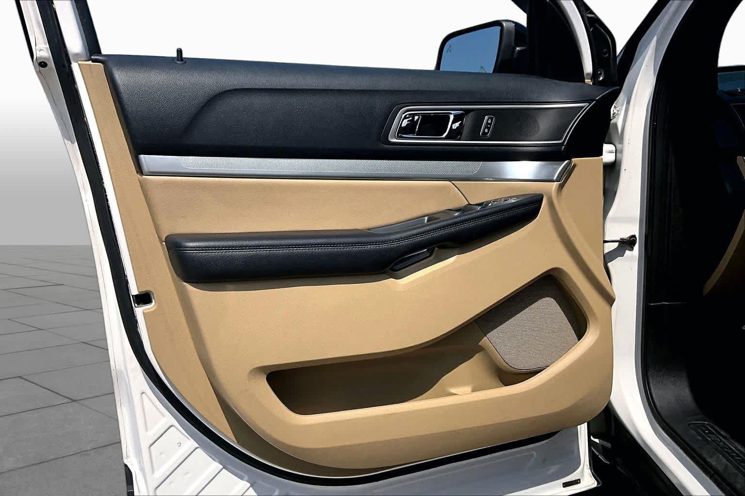 Used 2017 Ford Explorer XLT w/ Equipment Group 202A FWD image 22