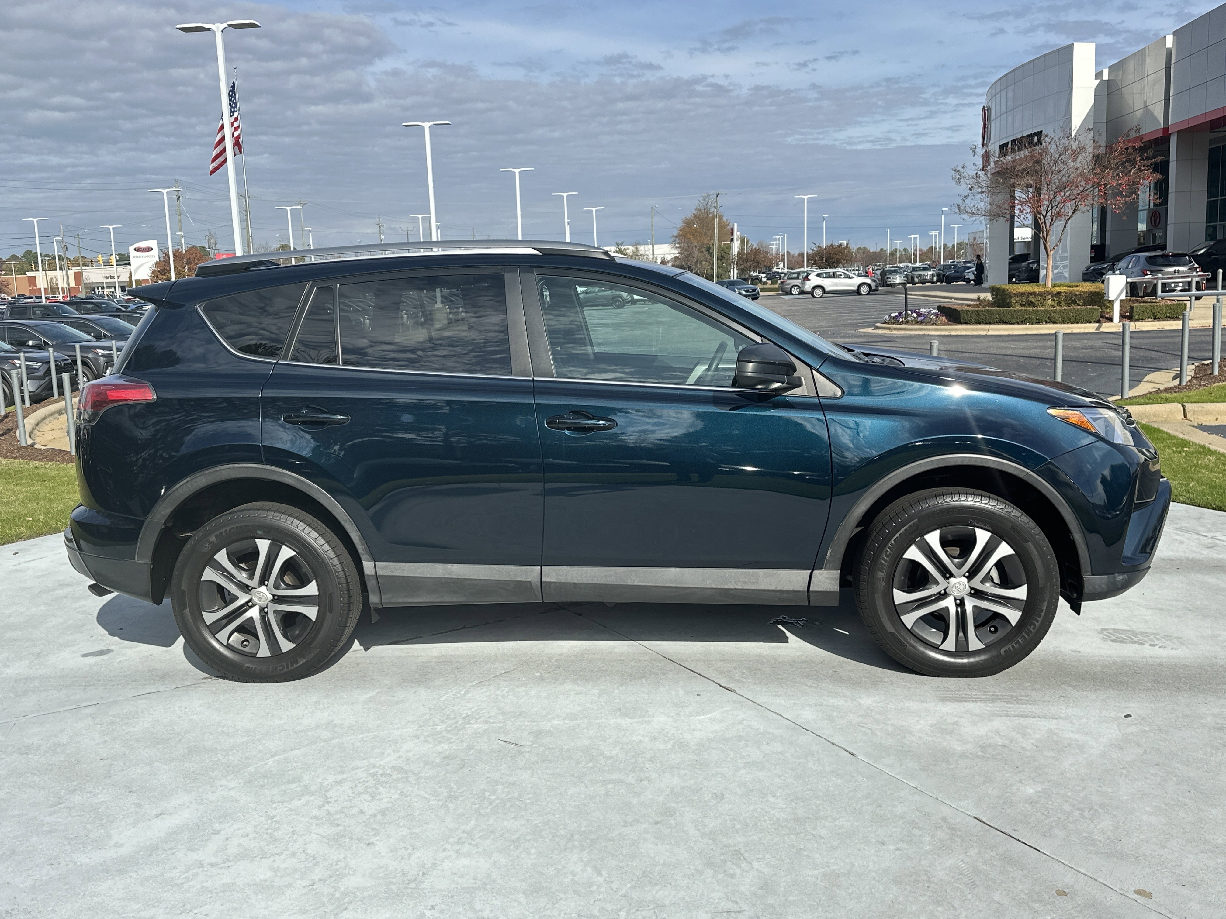 Used 2018 Toyota RAV4 LE image 11