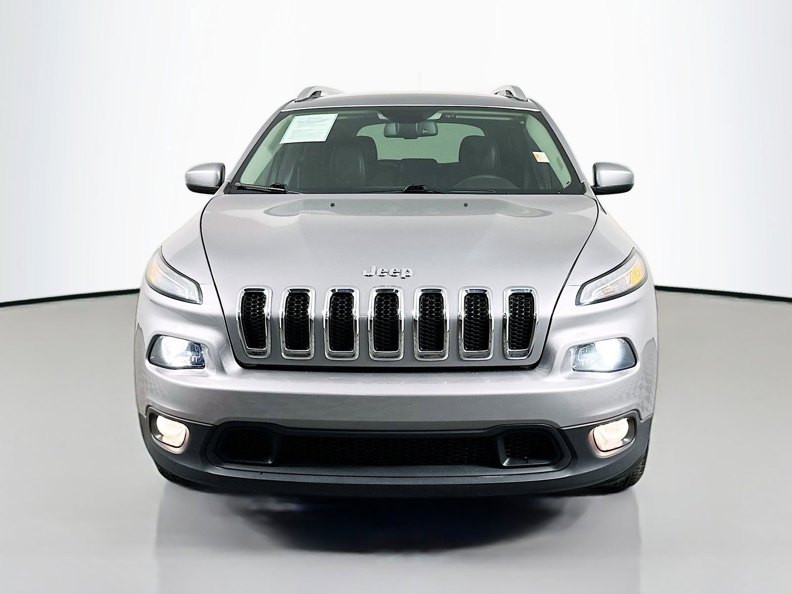 Used 2018 Jeep Cherokee Latitude Plus w/ Comfort/Convenience Group image 2