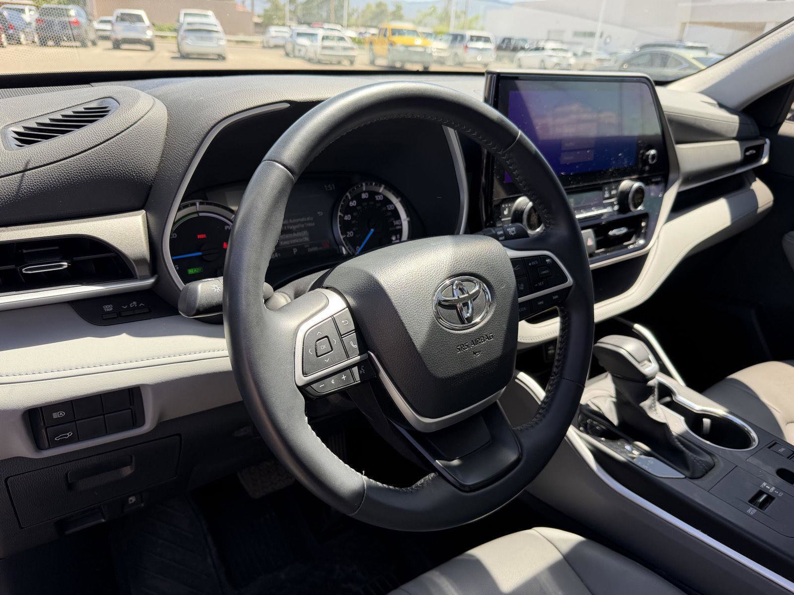 Used 2024 Toyota Highlander XLE AWD/4WD image 36