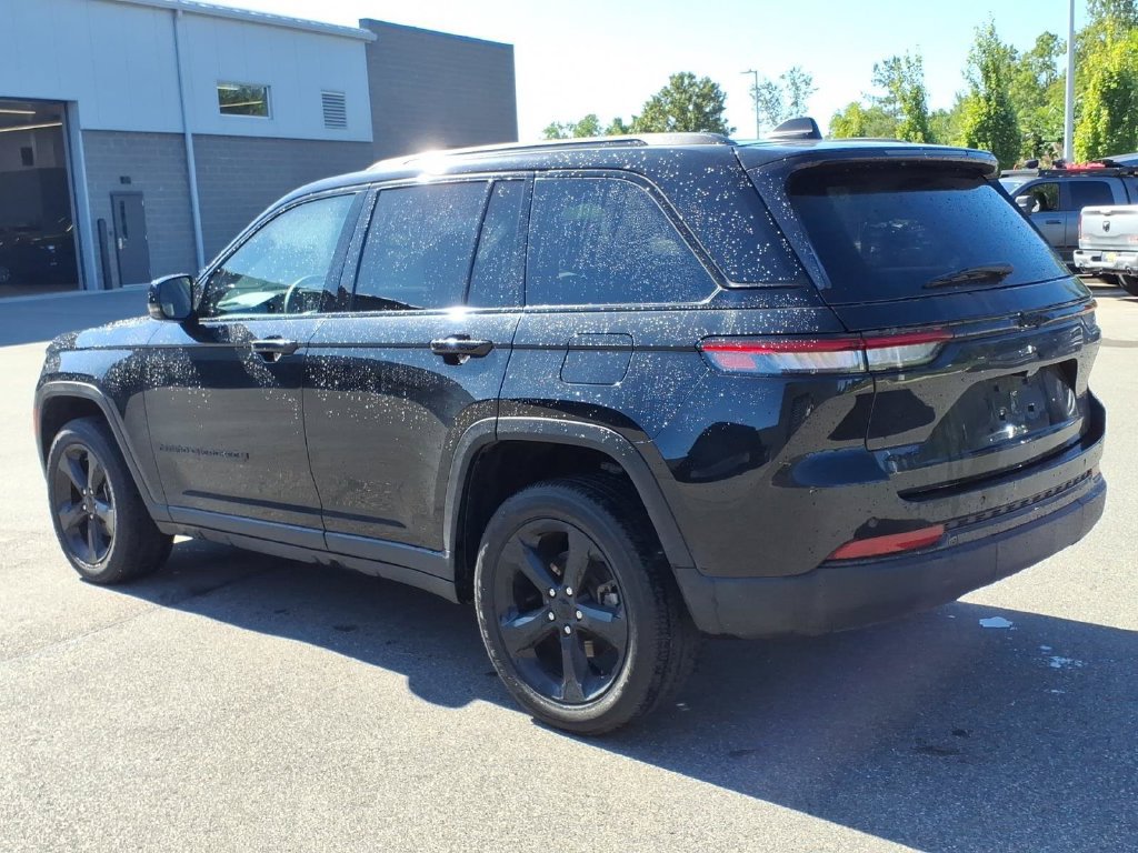 Used 2023 Jeep Grand Cherokee Altitude AWD/4WD image 6