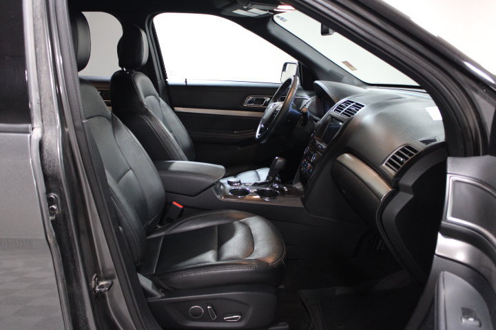 Used 2018 Ford Explorer XLT w/ Equipment Group 202A AWD/4WD image 15