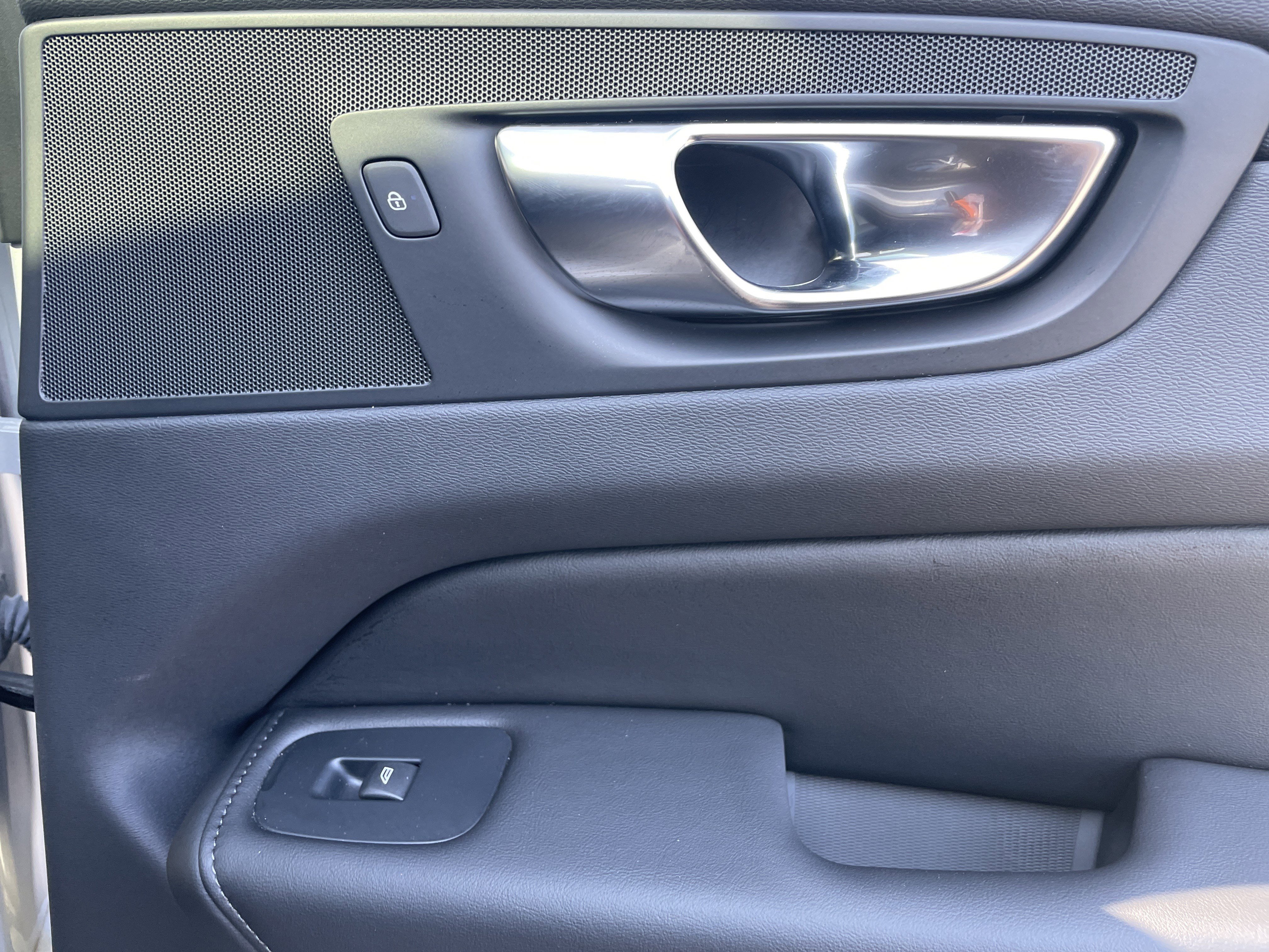 Used 2025 Volvo XC60 B5 Plus image 18