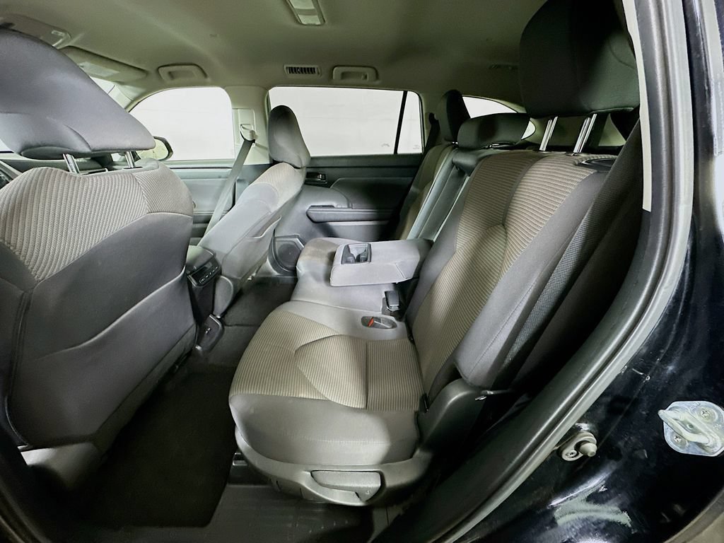 Used 2024 Toyota Highlander LE AWD/4WD image 15