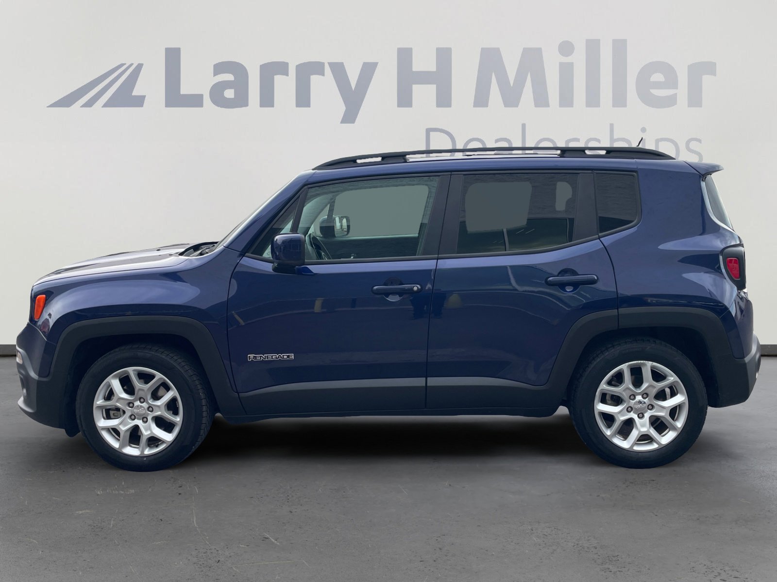 Used 2017 Jeep Renegade Latitude FWD image 2