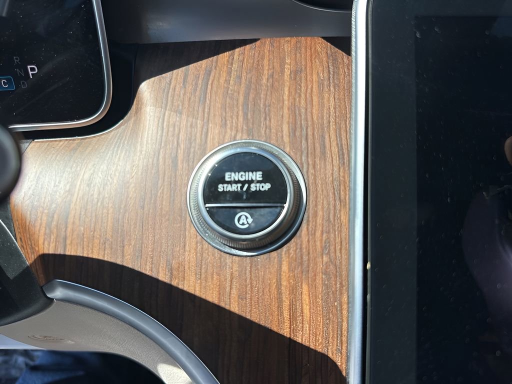 Used 2025 Mercedes-Benz C 300 4MATIC Sedan image 20