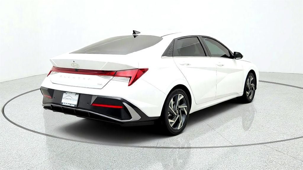 Used 2024 Hyundai Elantra Limited FWD image 5