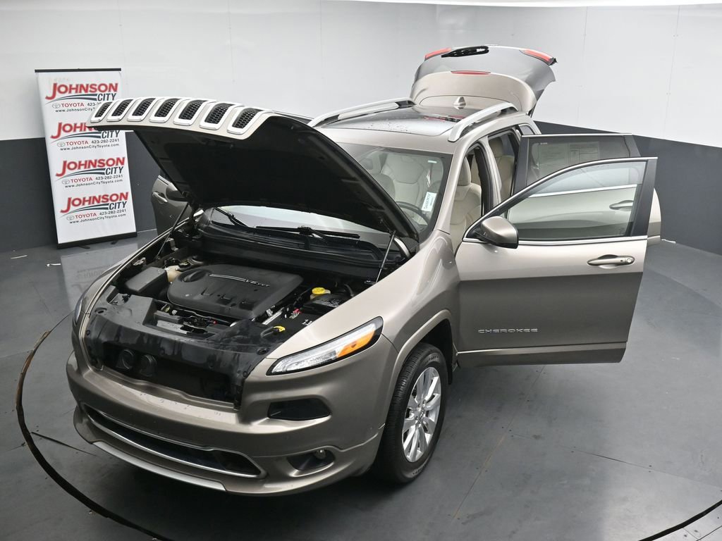 Used 2017 Jeep Cherokee Overland w/ Technology Group AWD/4WD image 41