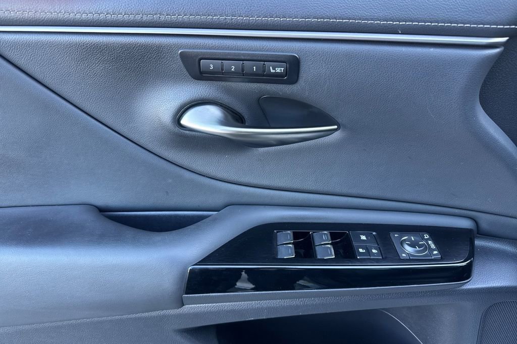 Used 2025 Lexus ES 300h w/ Premium Package image 10