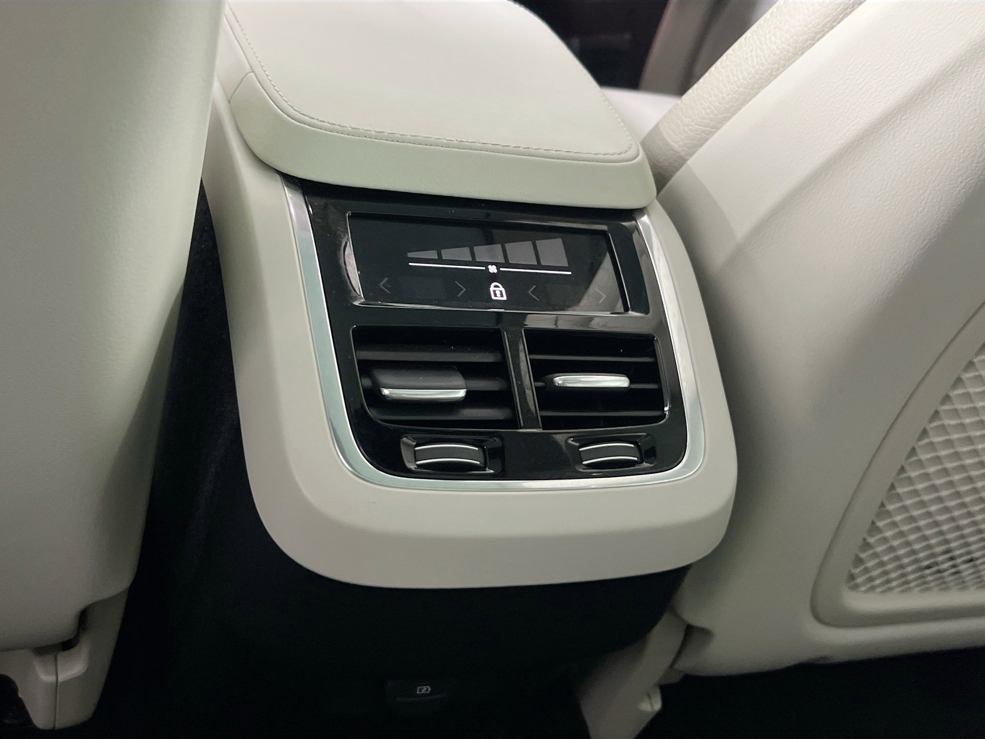 Used 2023 Volvo XC90 B6 Core w/ Protection Package Premier image 26