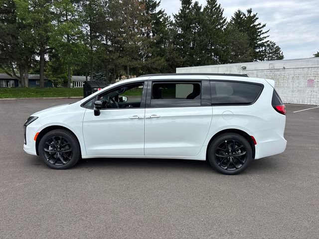 New 2027 Chrysler Pacifica Limited w/ S Appearance Package AWD/4WD image 3