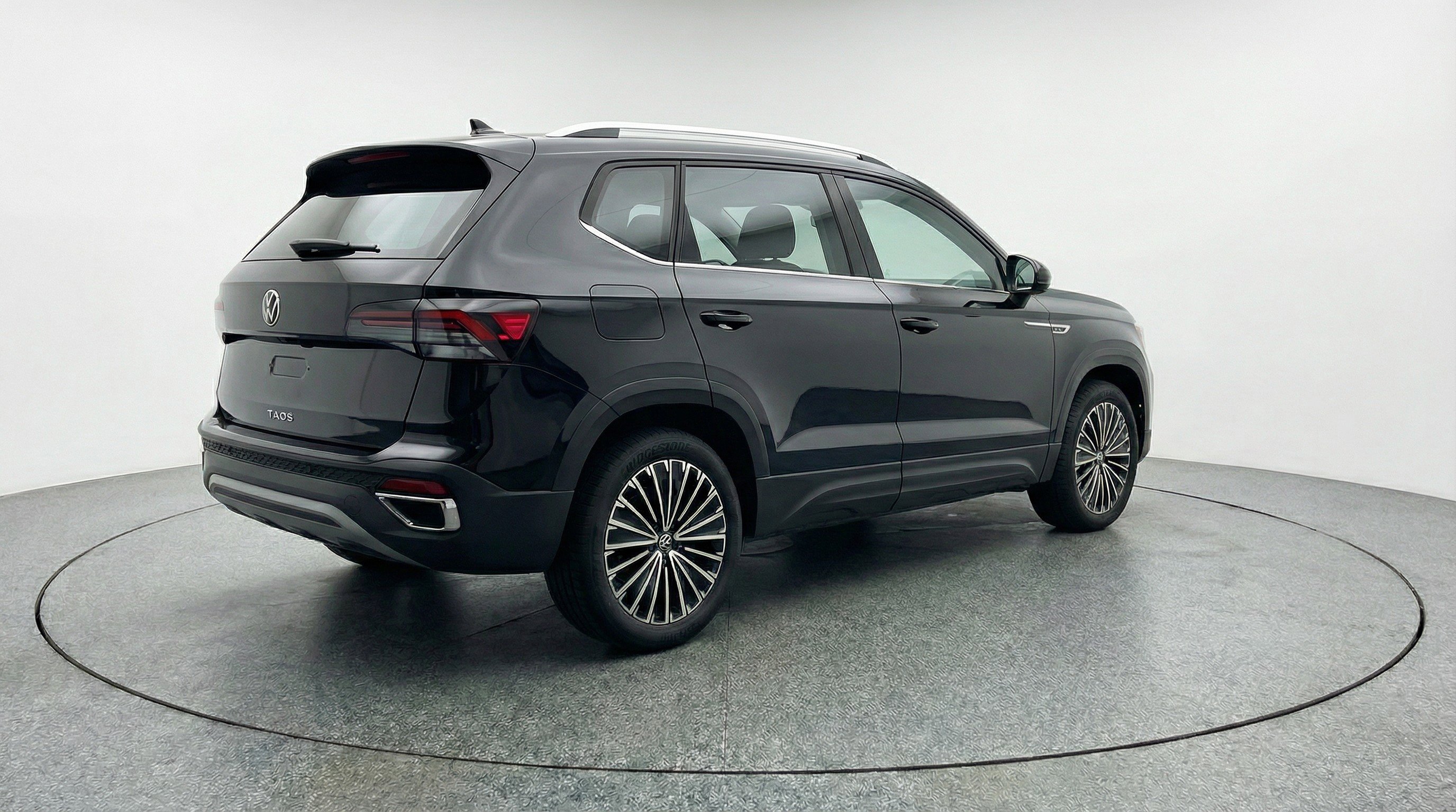 Used 2025 Volkswagen Taos SE FWD image 9