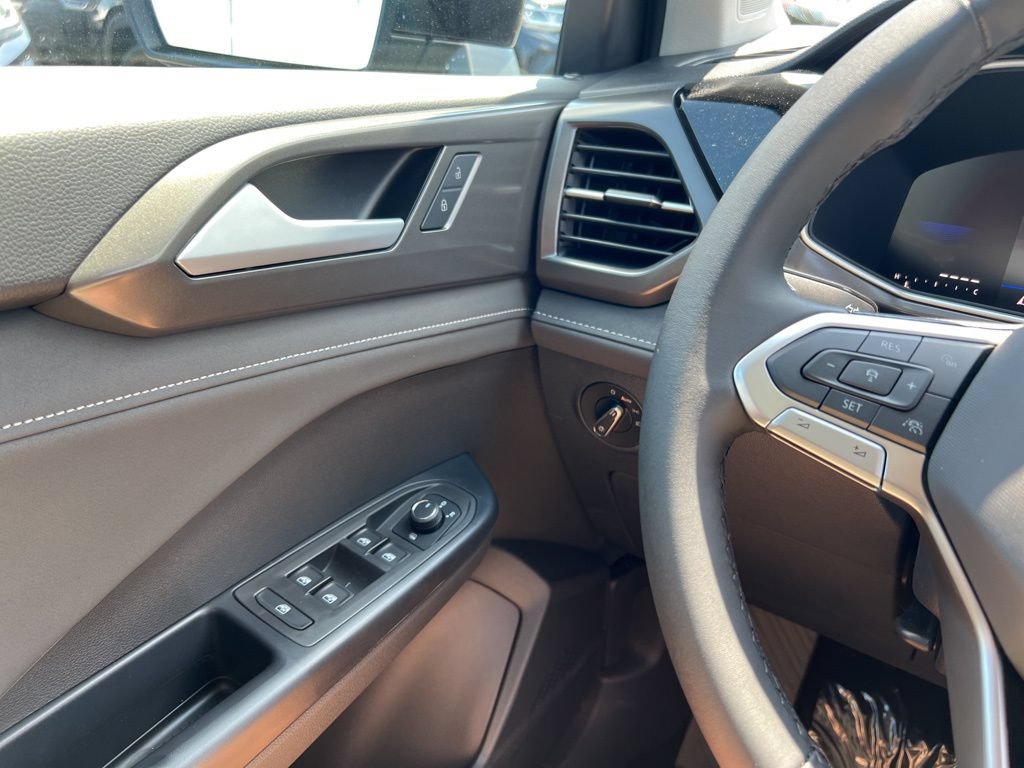 New 2025 Volkswagen Taos SE FWD image 18
