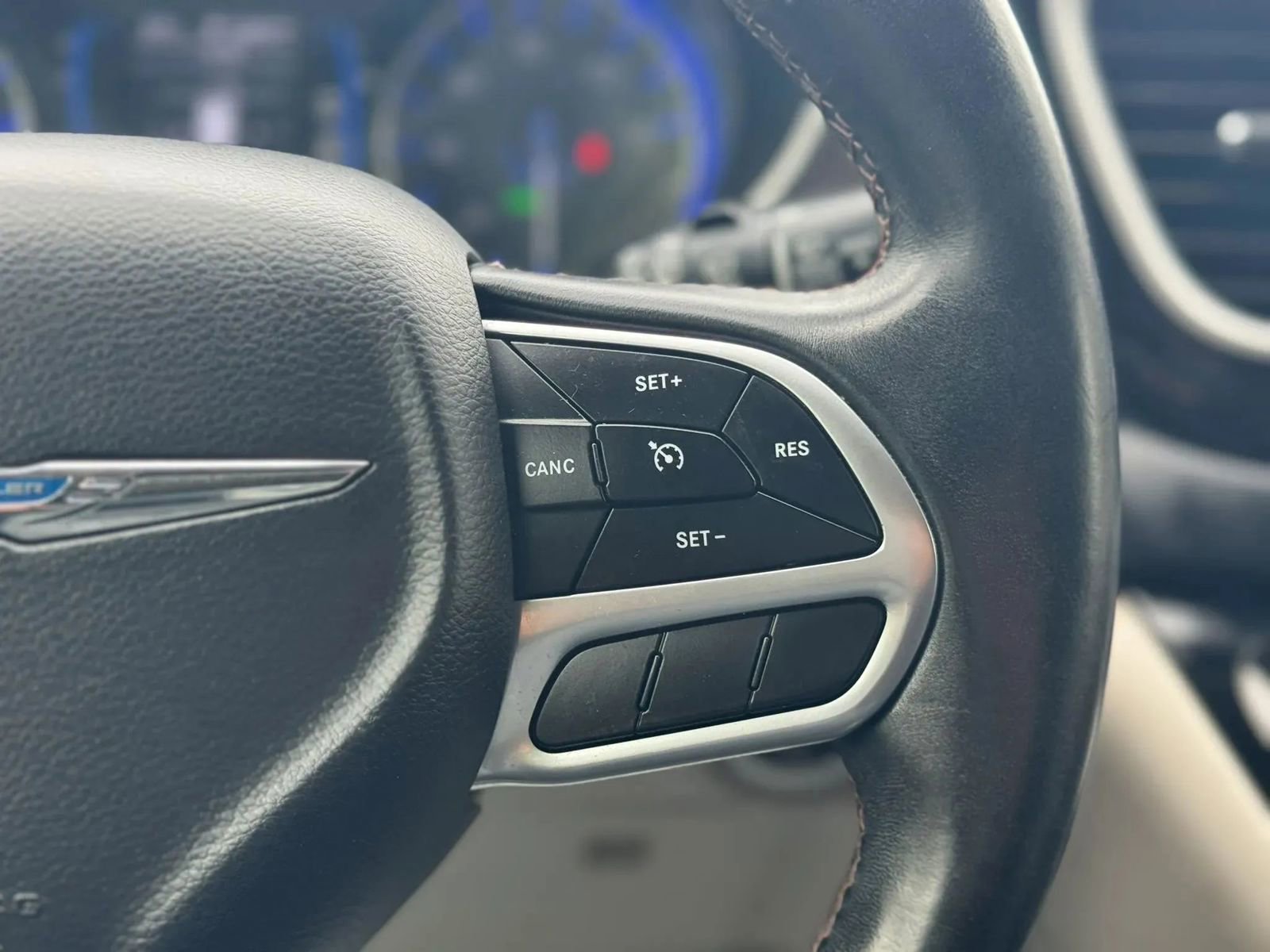 Used 2017 Chrysler Pacifica Touring-L FWD image 26