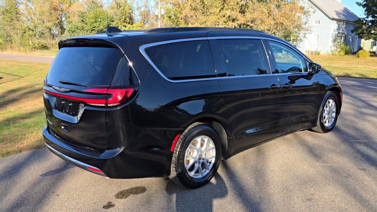 Used 2022 Chrysler Pacifica Touring-L image 5
