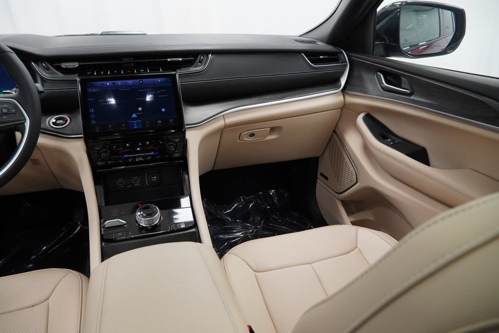 Certified 2025 Jeep Grand Cherokee Limited 4xe w/ Luxury Tech Group II AWD/4WD image 31