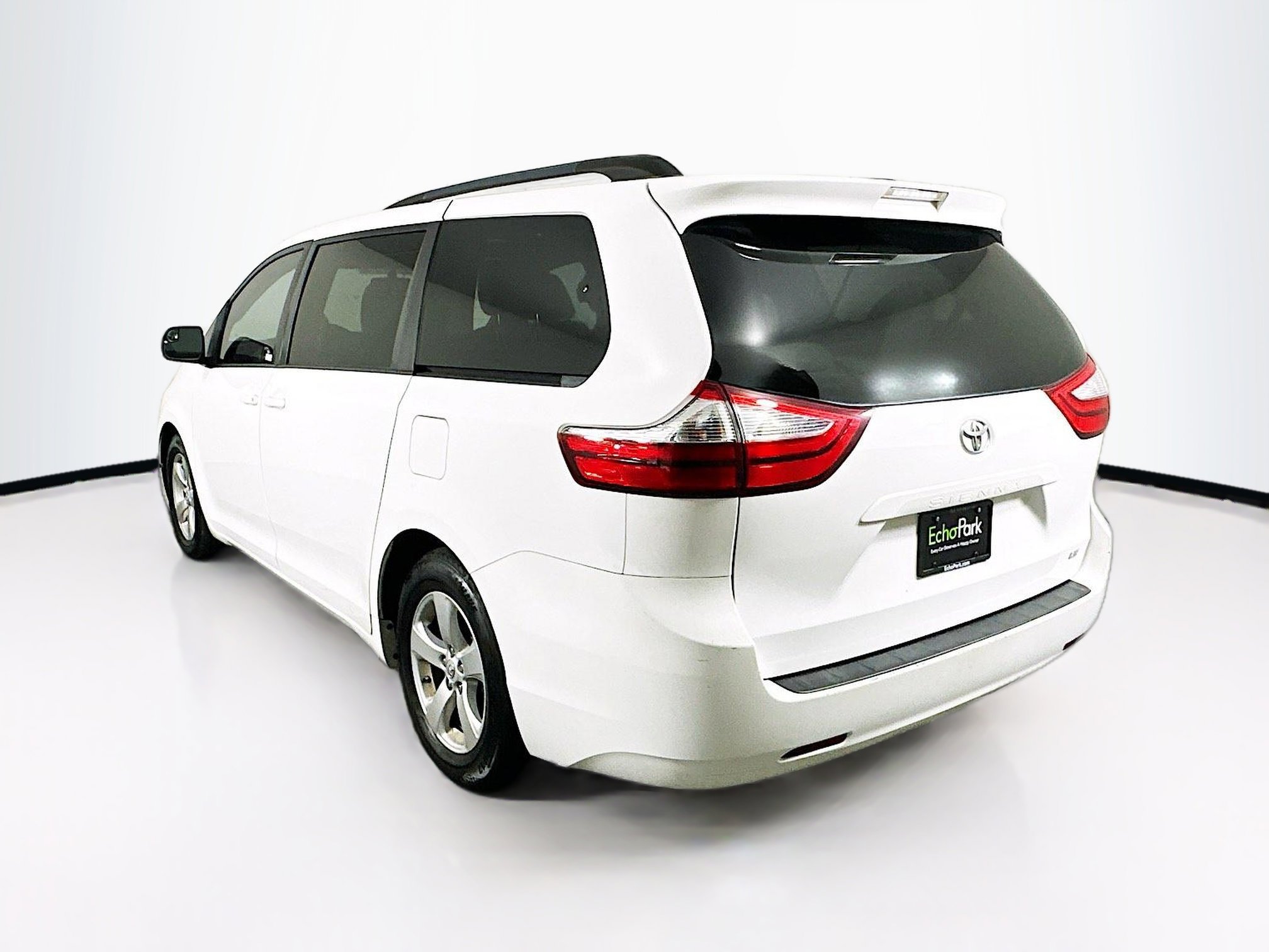 Used 2017 Toyota Sienna LE image 5