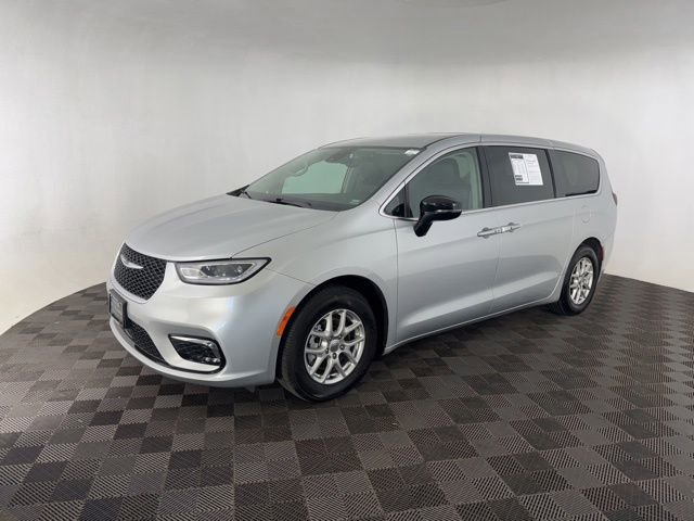 Used 2024 Chrysler Pacifica Touring-L image 3