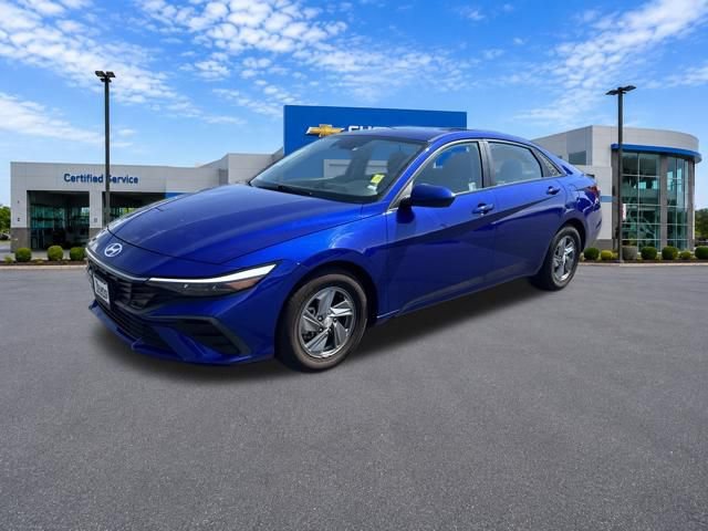 Used 2024 Hyundai Elantra SE FWD image 3
