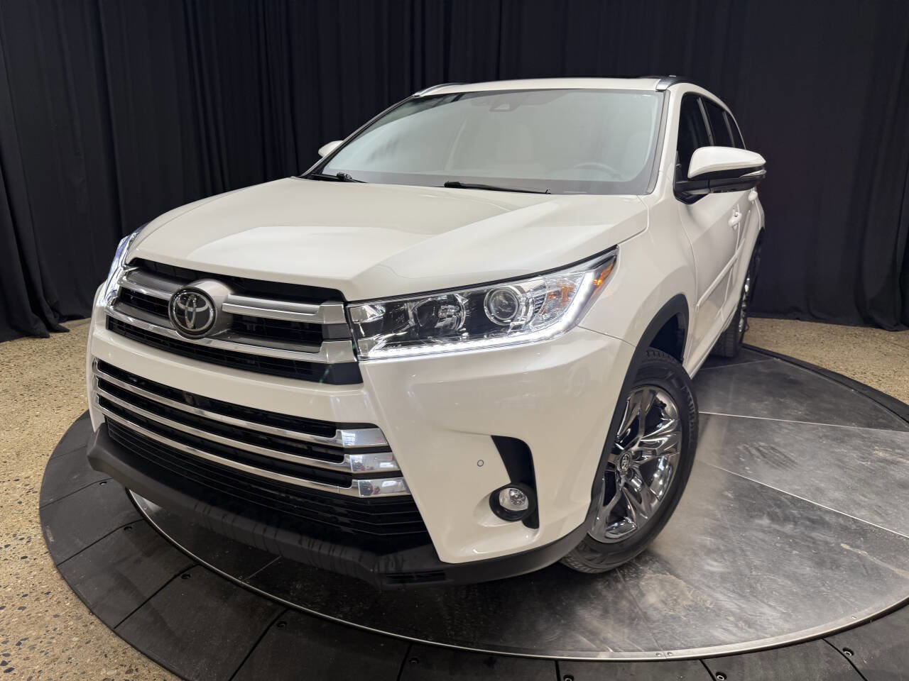 Used 2019 Toyota Highlander Limited Platinum AWD/4WD image 2