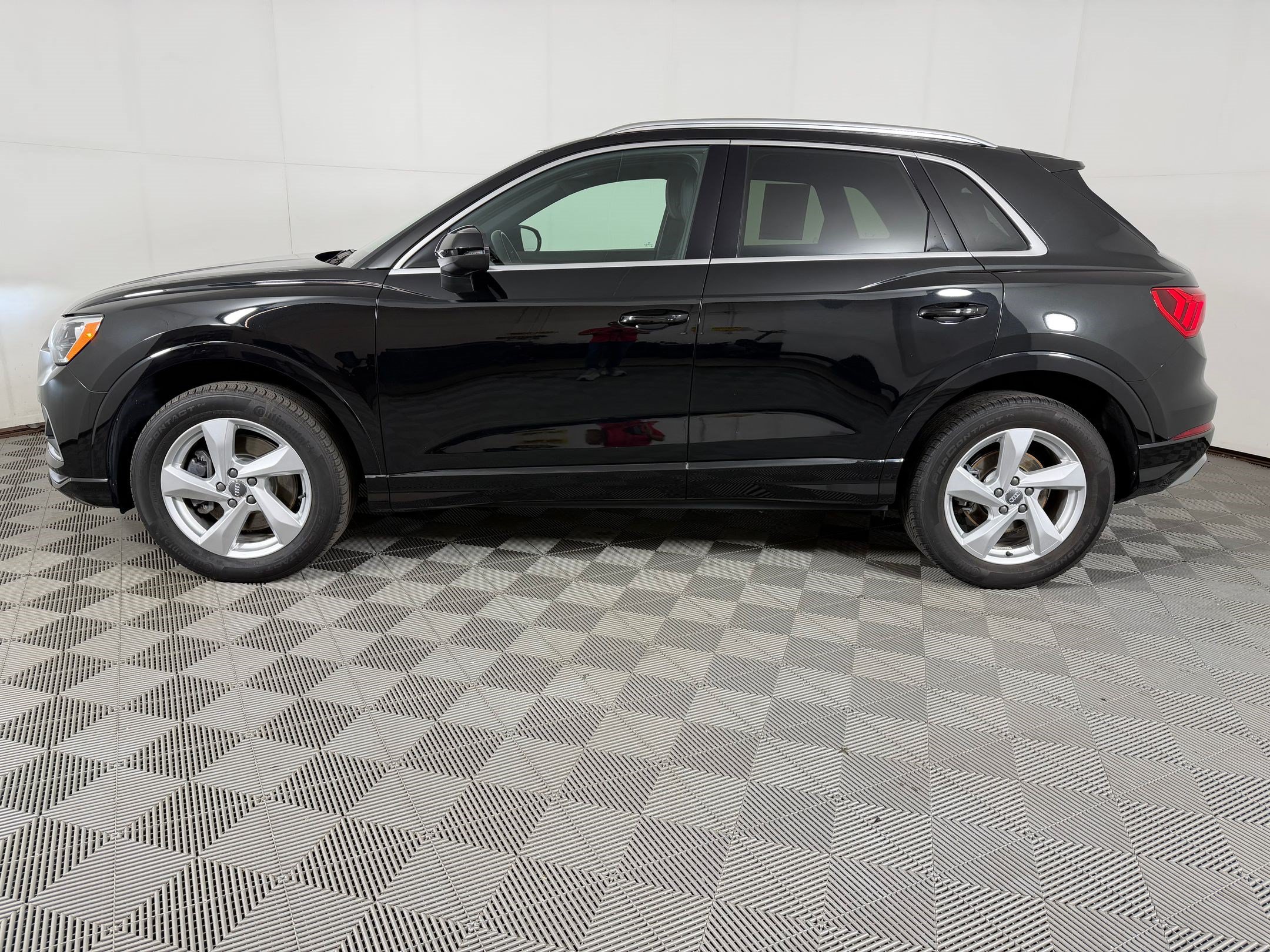 Used 2020 Audi Q3 2.0T Premium w/ Convenience Package AWD/4WD image 2