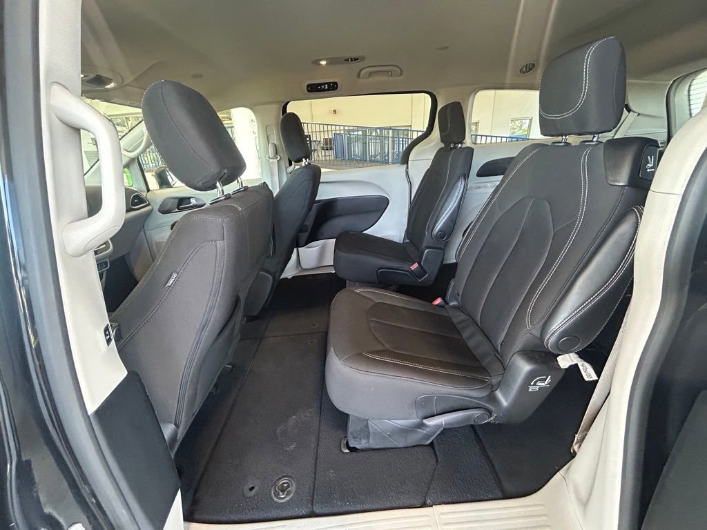 Used 2023 Chrysler Voyager LX image 31