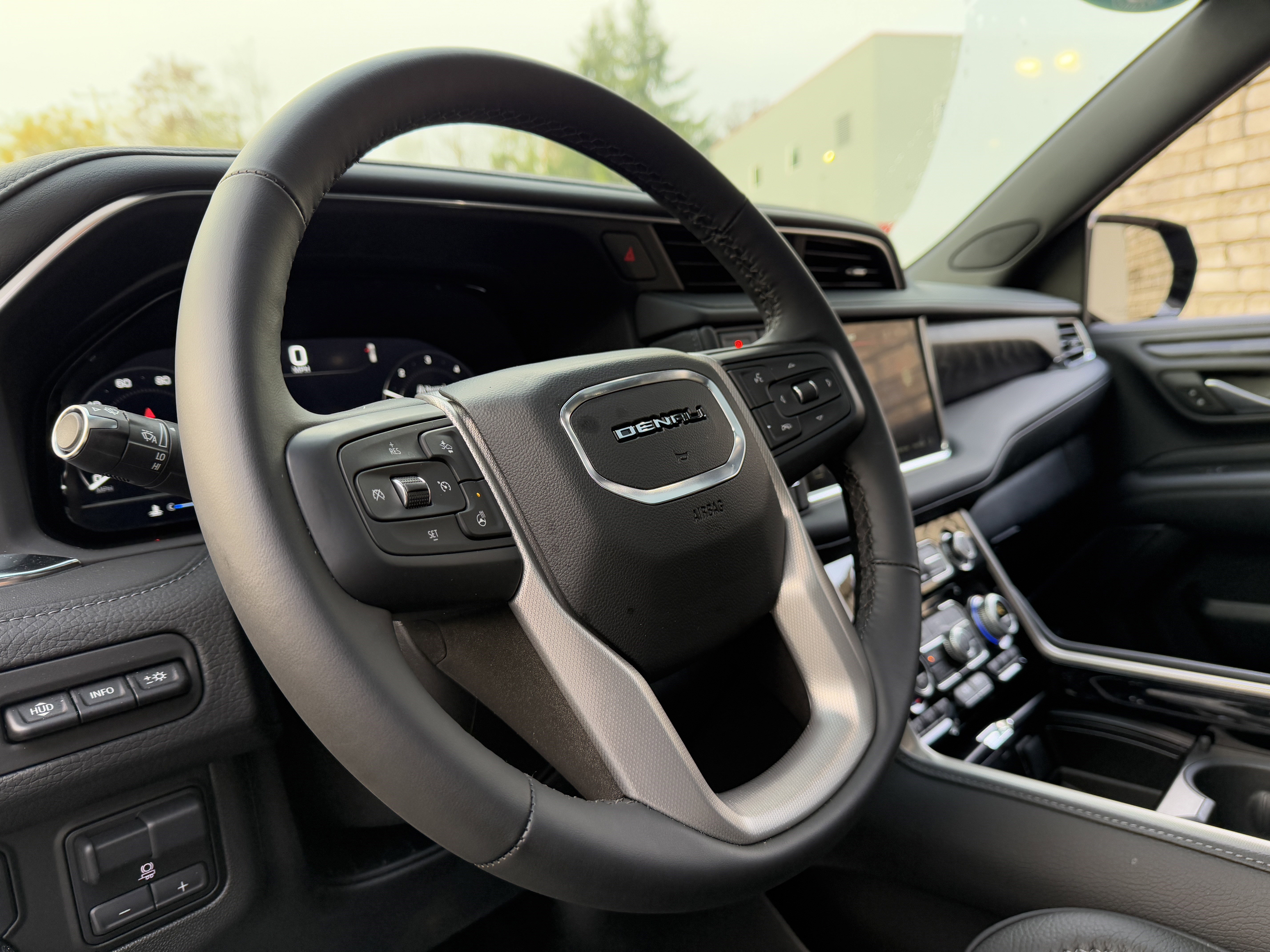 Used 2023 GMC Yukon XL Denali image 9