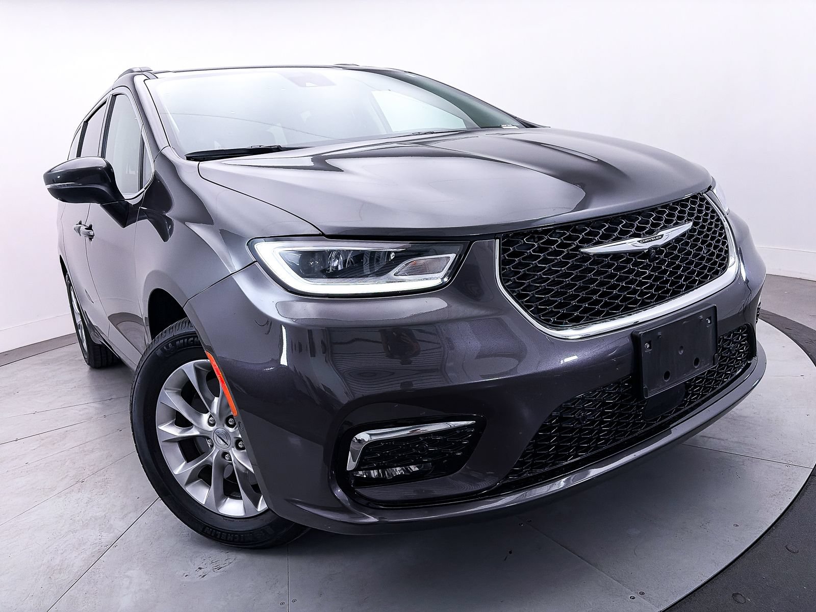 Used 2023 Chrysler Pacifica Touring-L AWD/4WD image 6