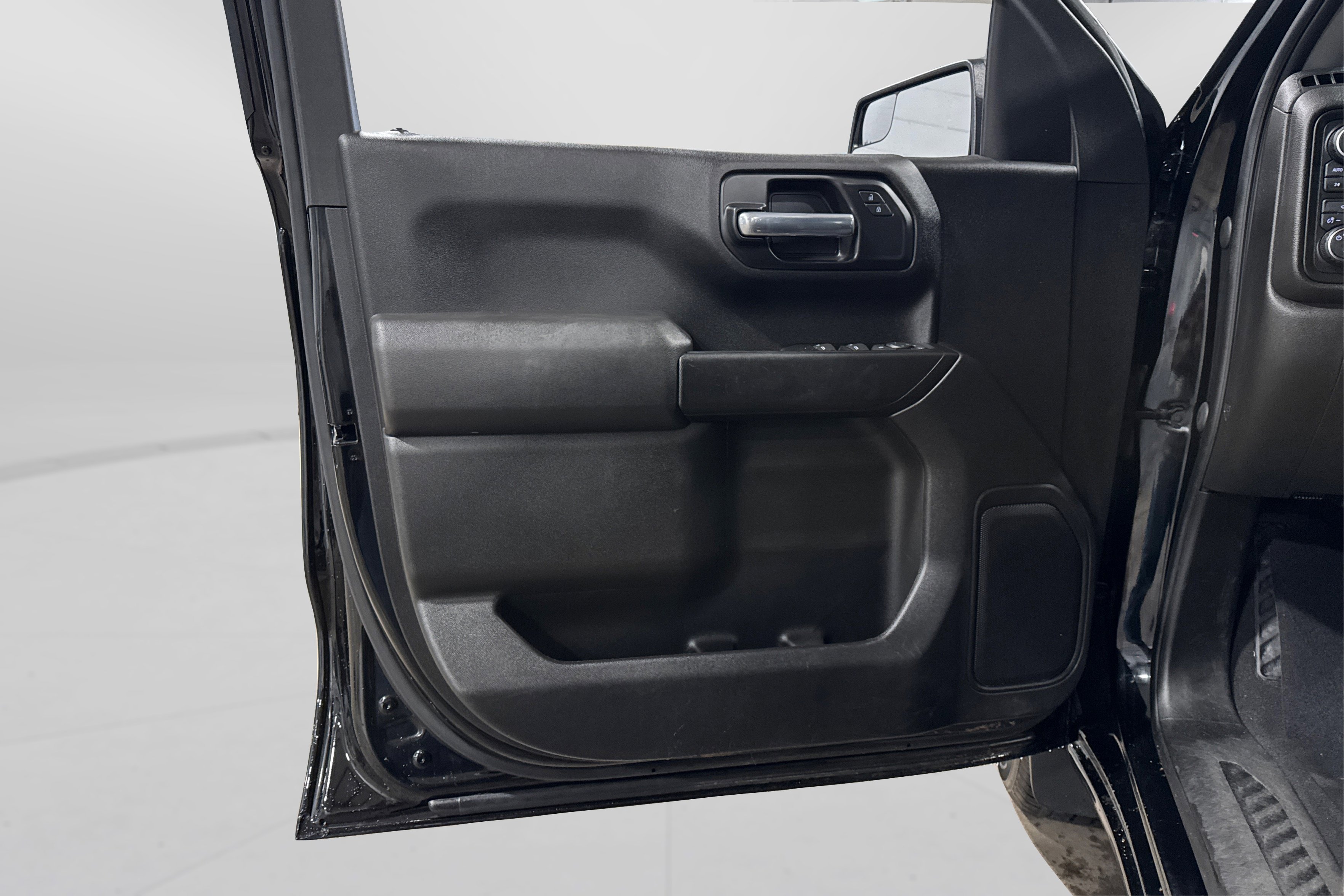 Used 2023 Chevrolet Silverado 1500 Custom image 16