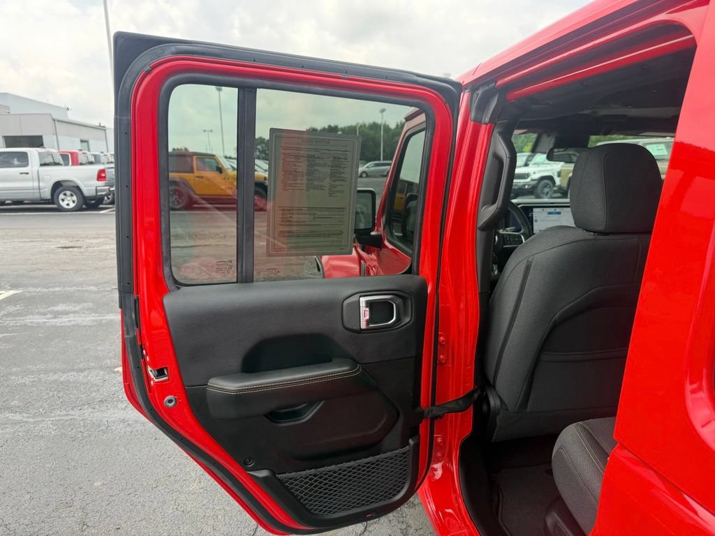Used 2025 Jeep Wrangler Unlimited Sahara w/ Safety Group AWD/4WD image 35